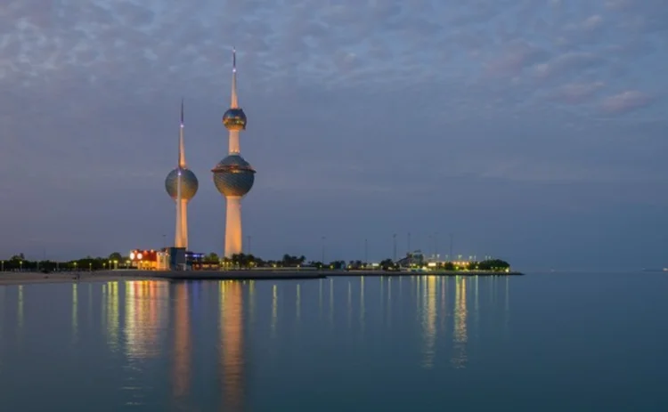 kuwait-towars-at-night